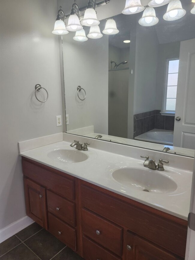 Building Photo - Spacious 4 Bedroom 3 bath in Hamilton on Hunter Subdivision