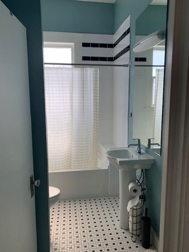 Building Photo - Fully Restored 2BR Classic Near Downtown Dignowity Hill