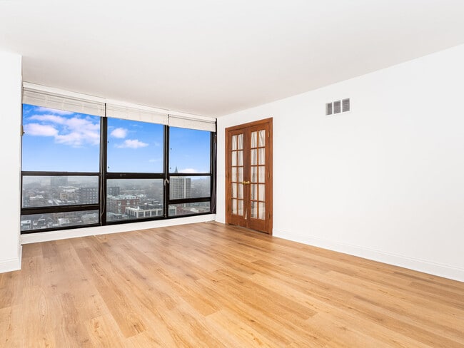Building Photo - 1540 N La Salle Dr