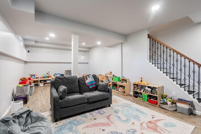 Building Photo - 1561 Scranton Ave