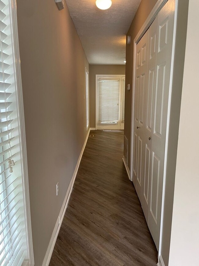 Building Photo - Beautiful 2 bed, 1 full, 2 half bath 2 sto...
