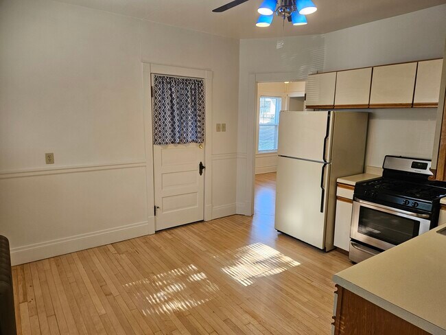 Building Photo - 1900 E Newberry Blvd