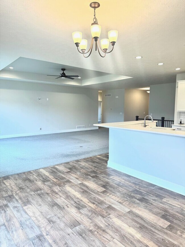 Building Photo - Spacious Ranch Home  5 Bedrooms  3 Bathrooms  3,163 Finished Sq Ft