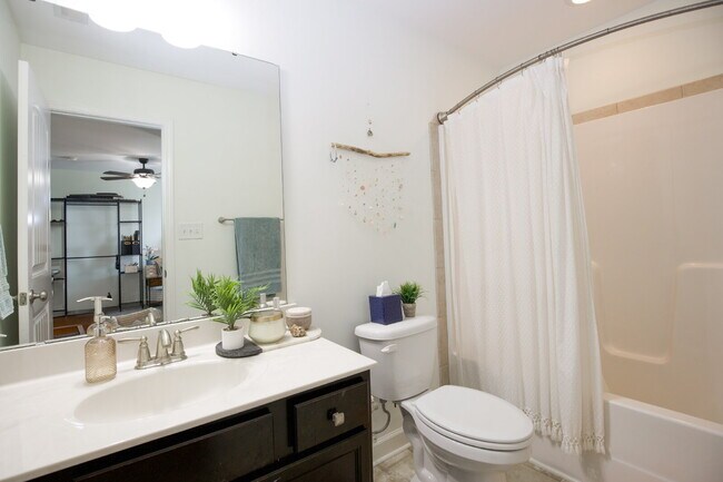 Building Photo - "Charming 3-Bed Home with Granite Elegance on Nessee Street, Fayetteville!"