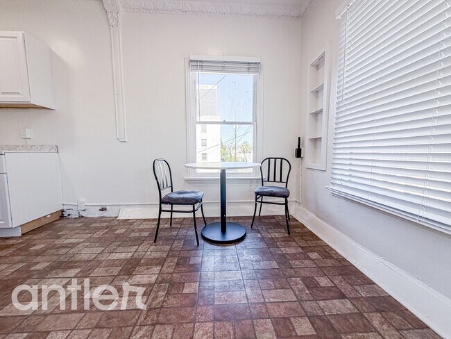 Building Photo - 724 S Mariposa Ave