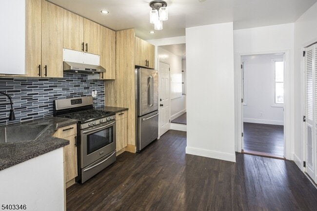 Building Photo - 11 Ellington St