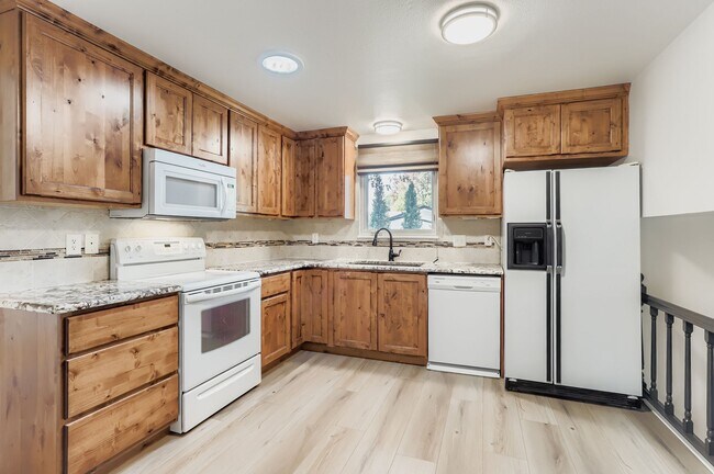 Building Photo - 577 Hilltop St