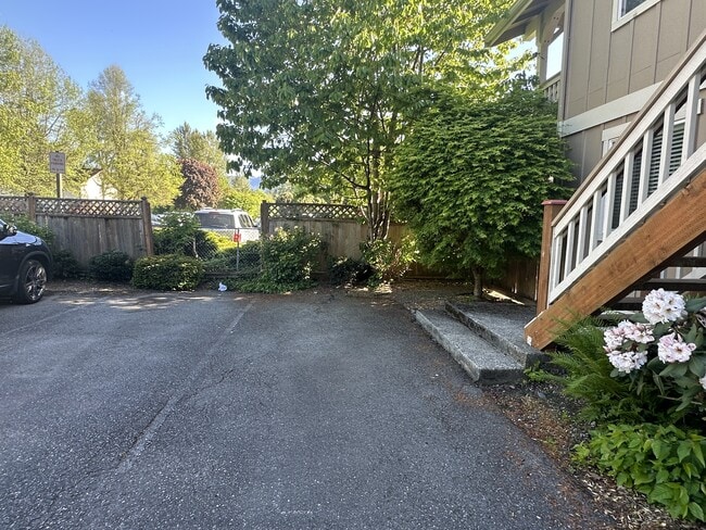 Building Photo - 415 Healy Ave S