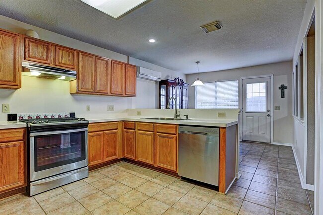 Building Photo - 3911 Spring Garden Dr