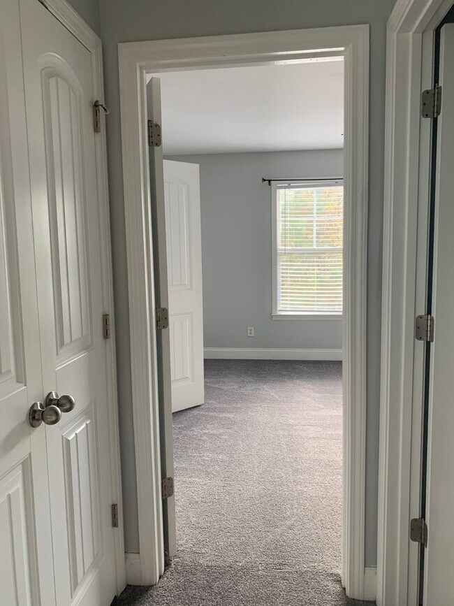 Building Photo - Lovely Eastside Townhome Condo Near Vet School- 3BR/3BATH!