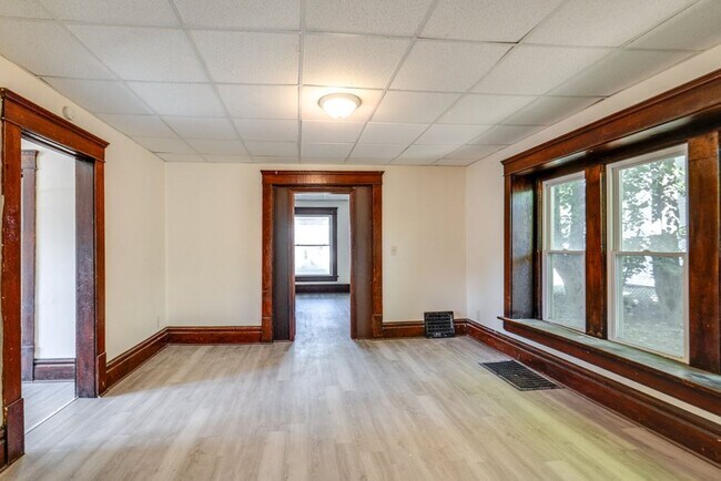 Building Photo - 485 Allyn St