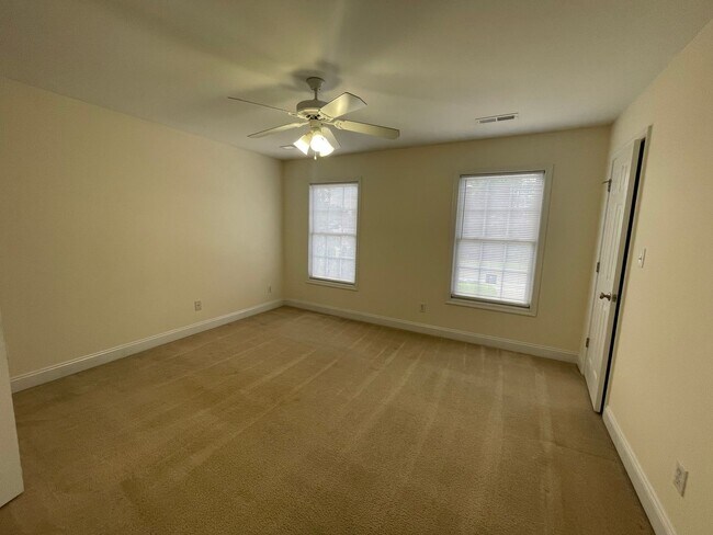 Building Photo - Colonial Style Townhouse