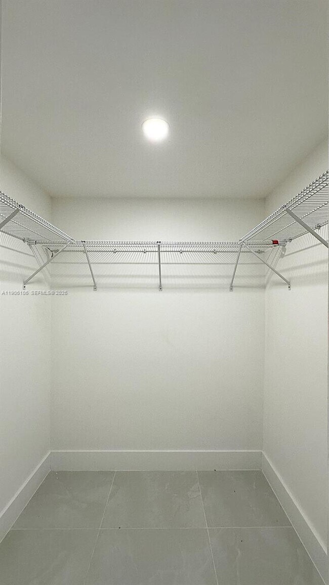 Building Photo - 18181 NE 31st Ct