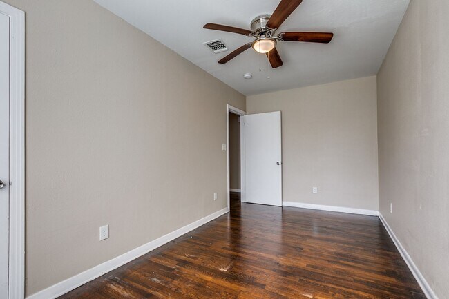 Building Photo - 3-BEDROOM HOME IN HIGHLAND PARK