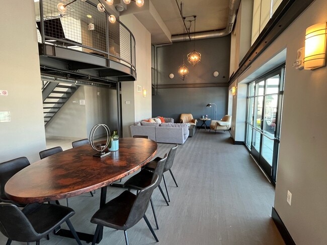 Building Photo - Fantastic Downtown Condo