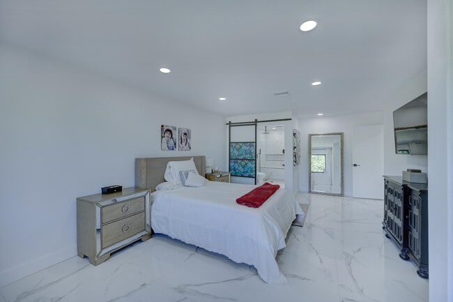 Building Photo - 8545 Casa Del Lago