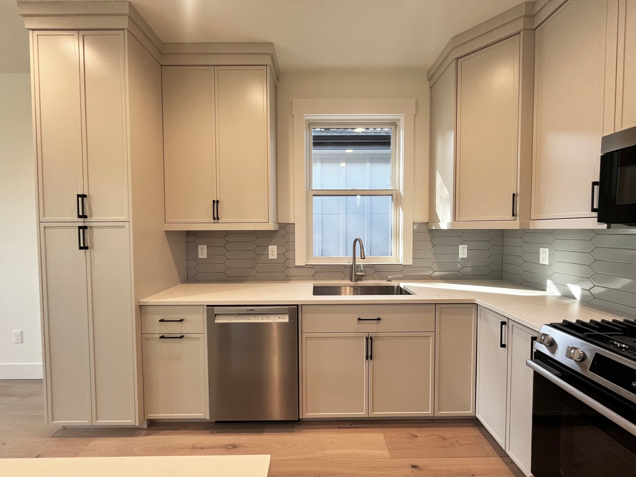 Building Photo - 626 E Krall St