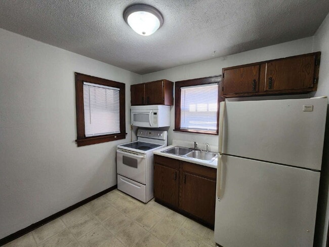Building Photo - 2 Bedroom Lower Heat & Water Included