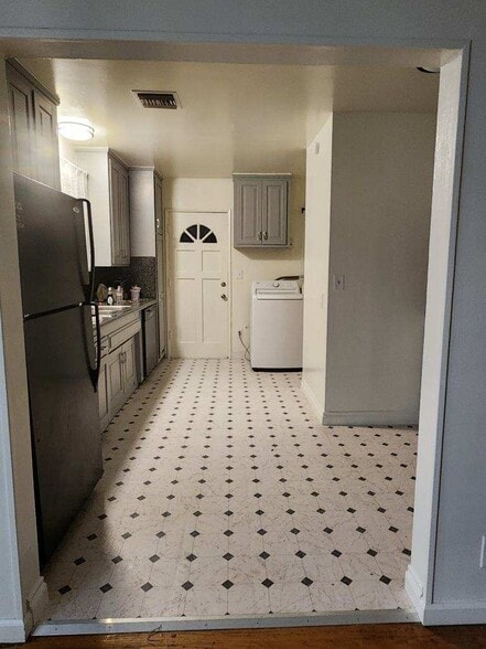Kitchen - 7010 Cozycroft Ave