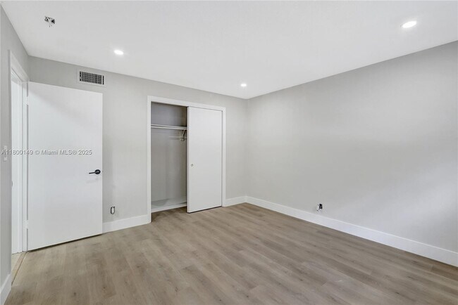 Building Photo - 5450 Hollywood Blvd