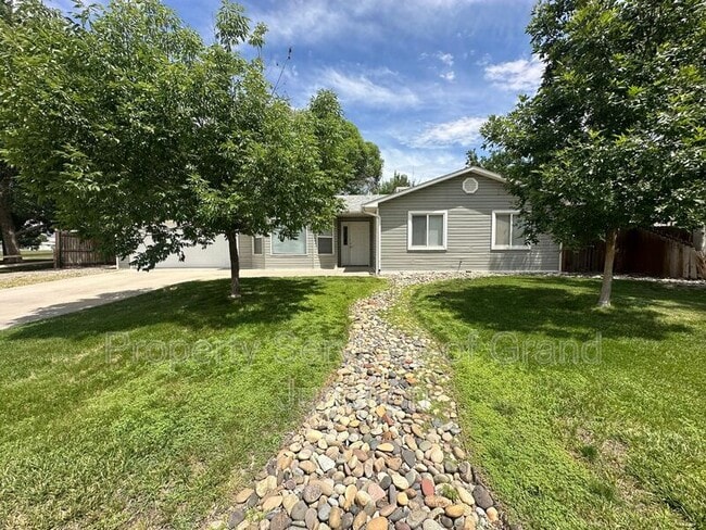 Building Photo - 448 Countryside Ln
