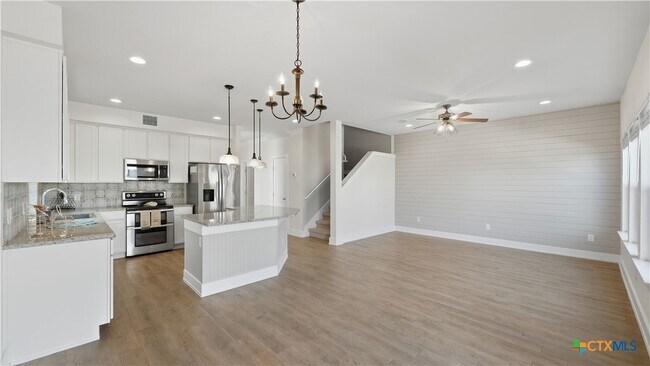 Building Photo - 223 Sapphire Dr