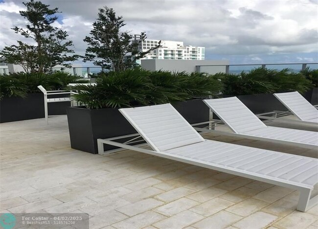 Building Photo - 1010 Brickell Ave