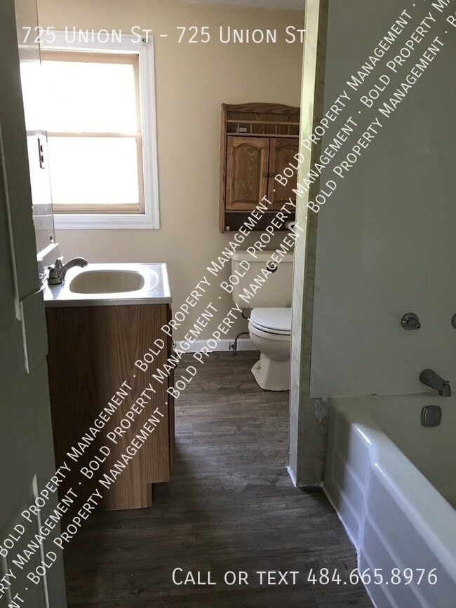 Building Photo - 725 Union St