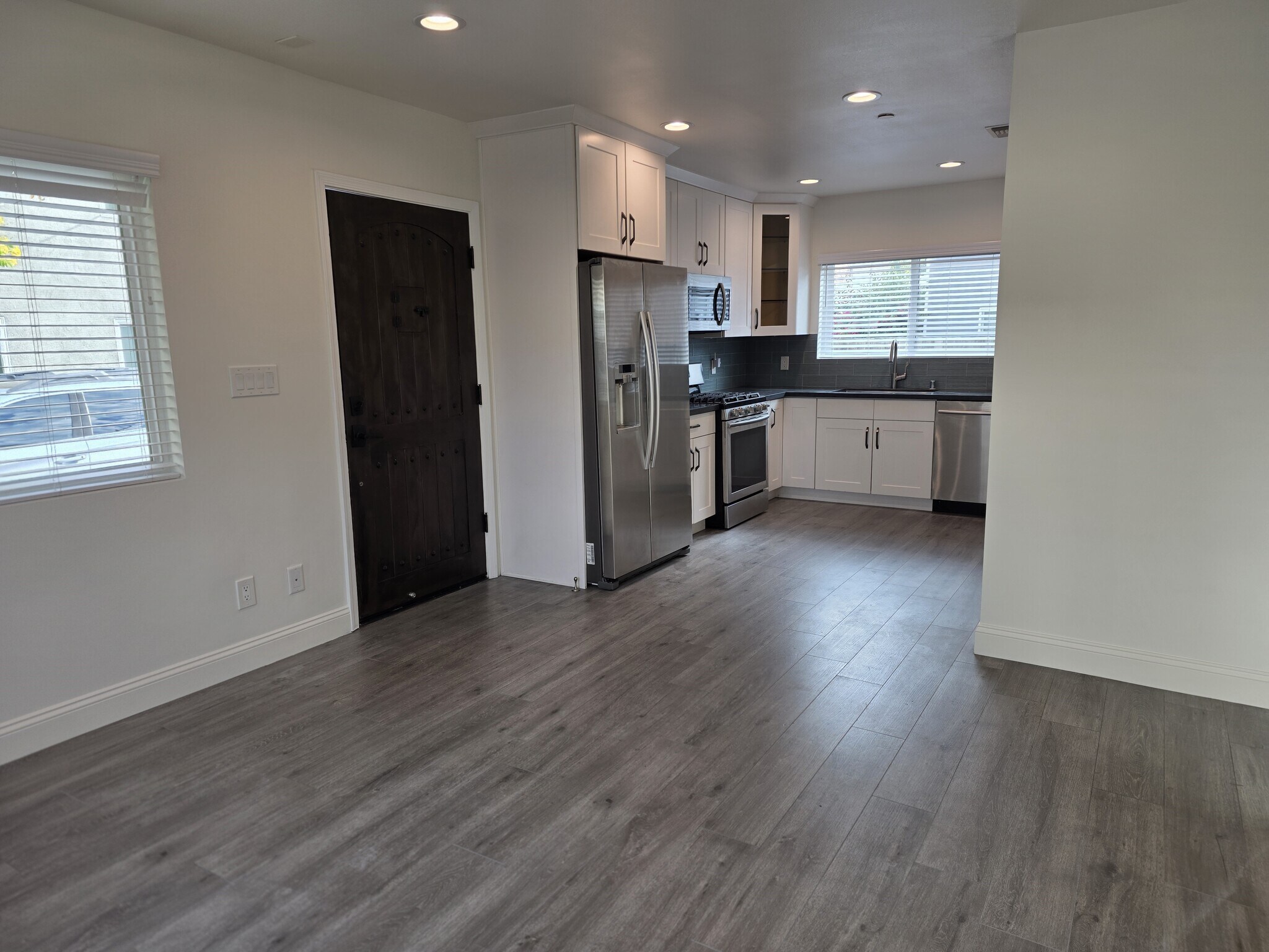 Building Photo - 425 Western Ave