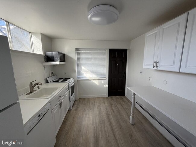 Building Photo - 454 Old Lancaster Rd