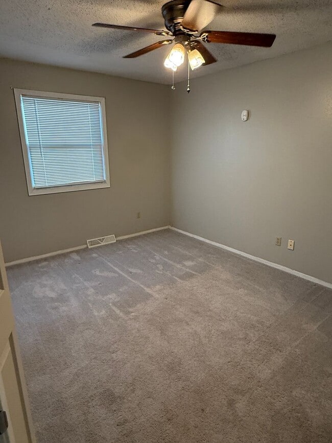 Building Photo - 4 Bedroom, 2 Bath Home for Rent