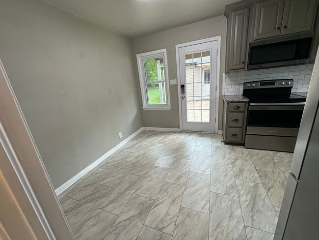 Building Photo - 2521 Sunnybrook Dr