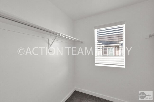 Building Photo - Beautiful Townhome in Bluffdale