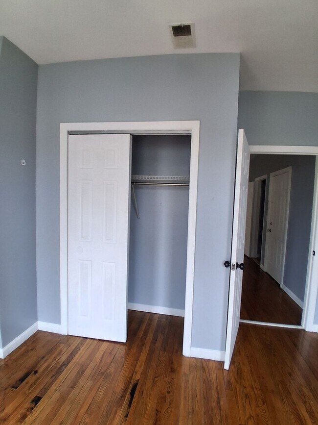 Building Photo - 483 Avon Ave