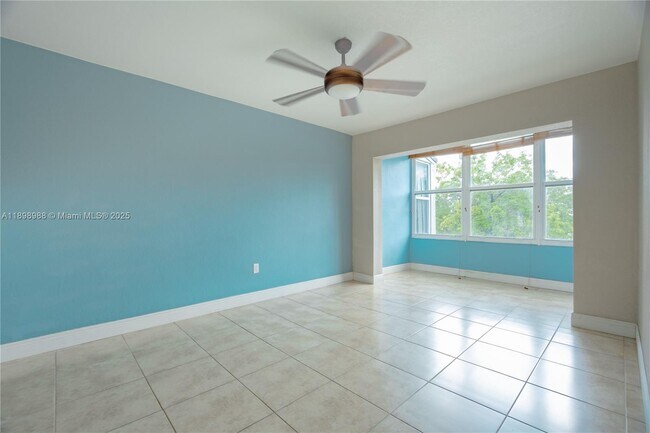 Building Photo - 120 Royal Palm Rd