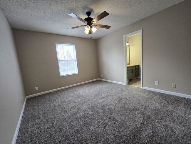 Building Photo - 3 Bedroom 2 Bathroom Home