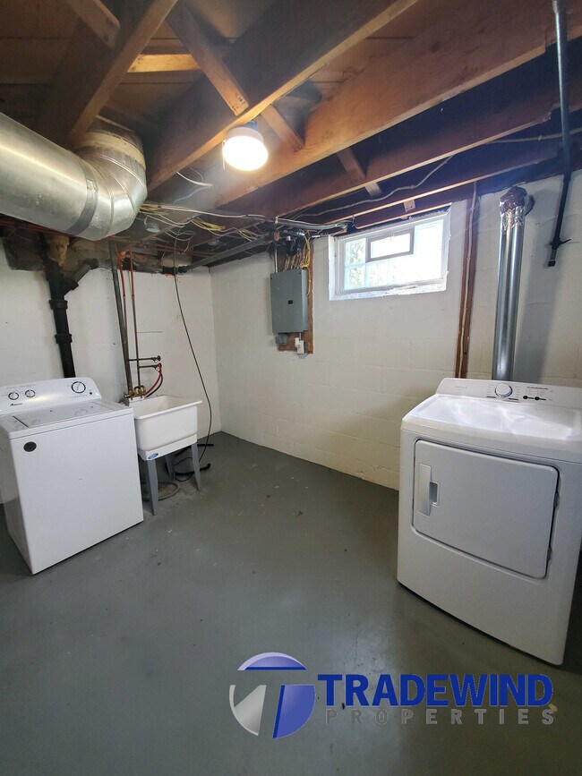 Building Photo - 1408 Lake St NE