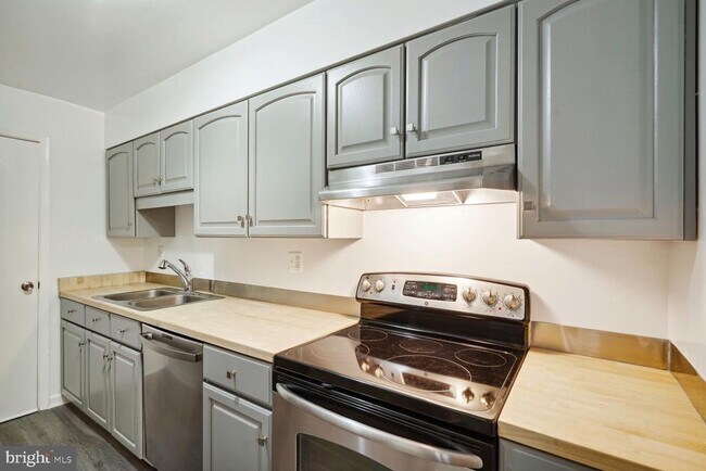 Building Photo - 5900 Prince George Dr