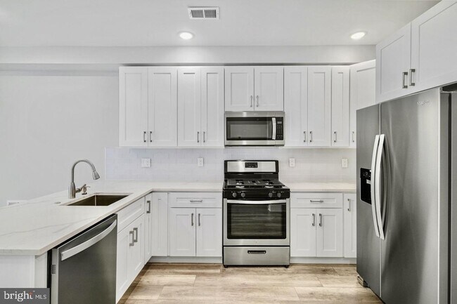 Building Photo - Brand New Luxury Apartments