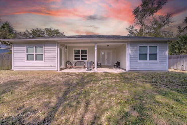 Building Photo - "Charming 3-Bedroom Oasis with 2 Baths and...