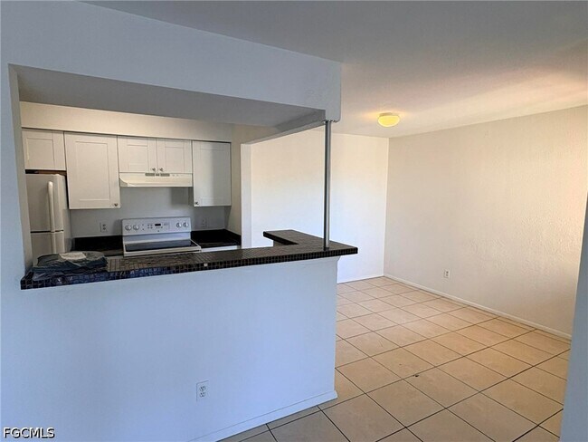 Building Photo - 2905 Winkler Ave