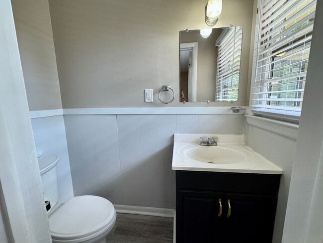 Building Photo - Spacious, Private Retreat in the Heart of the City