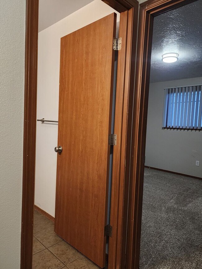 Building Photo - 1ST  FULL  MONTH'S  RENT  FREE   Pet-friendly Townhouse Near Parks and Downtown Newberg