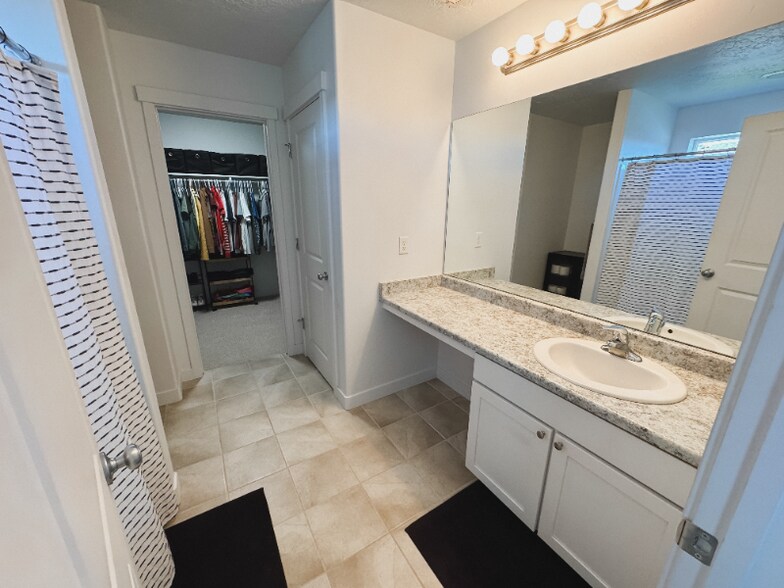 Building Photo - 3548 S Clearwater Way