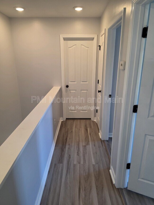 Building Photo - 25 Barnett Shoals Dr