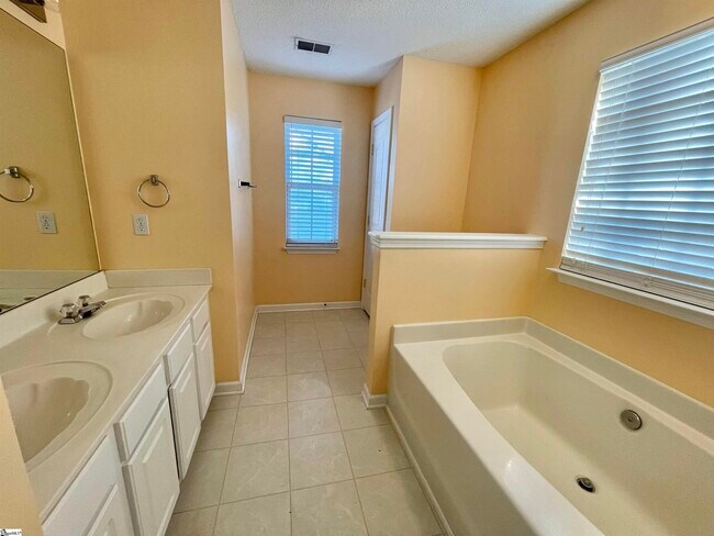 Building Photo - 203 Stillwater Ct