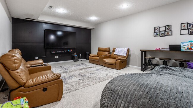 Building Photo - Spacious 5-Bed Home with In-Law Suite, Fin...