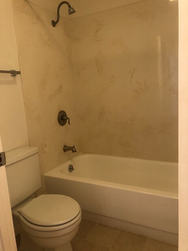 Building Photo - Beautiful one bedroom with grand Bay view’...