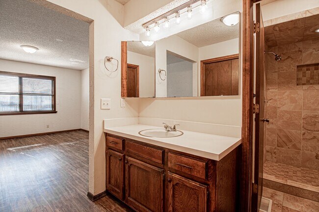 Building Photo - 3 Bed 1.5 Bath in Carl Albert School District