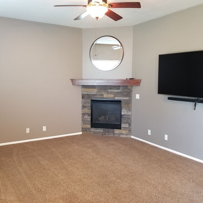 Building Photo - 4 Bedroom Millard Home!